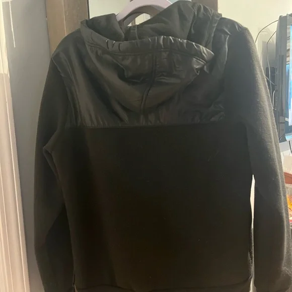 Boys Umbro Black with red accents Fits like a 14 - Picture 2 of 5